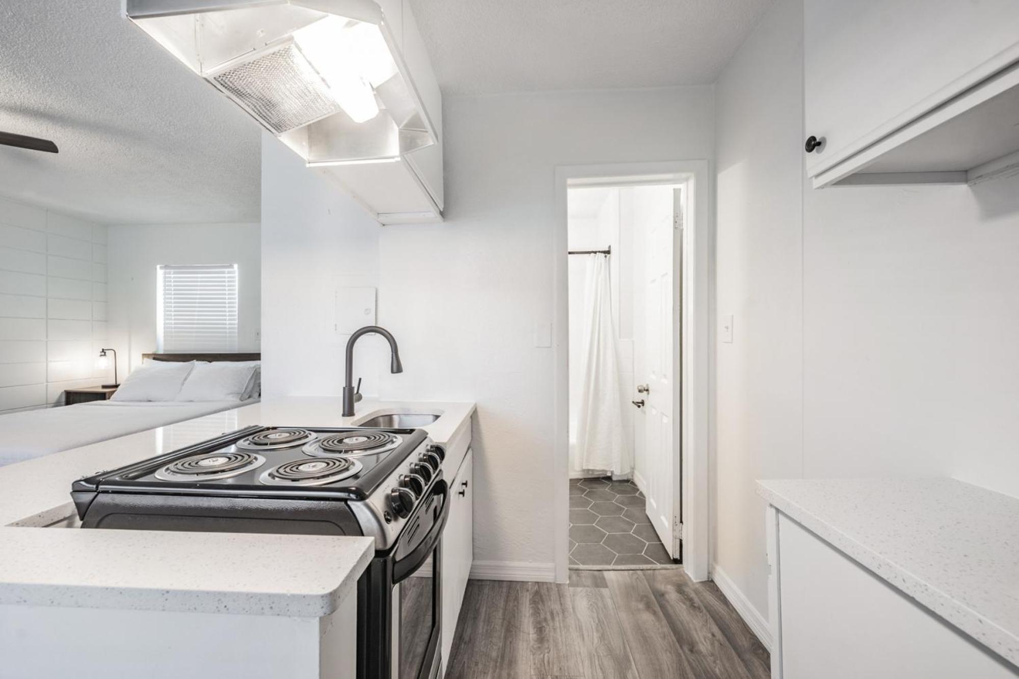Spacious Studio Apartment Near Nightlife & Dining! Сент-Питерсберг Экстерьер фото