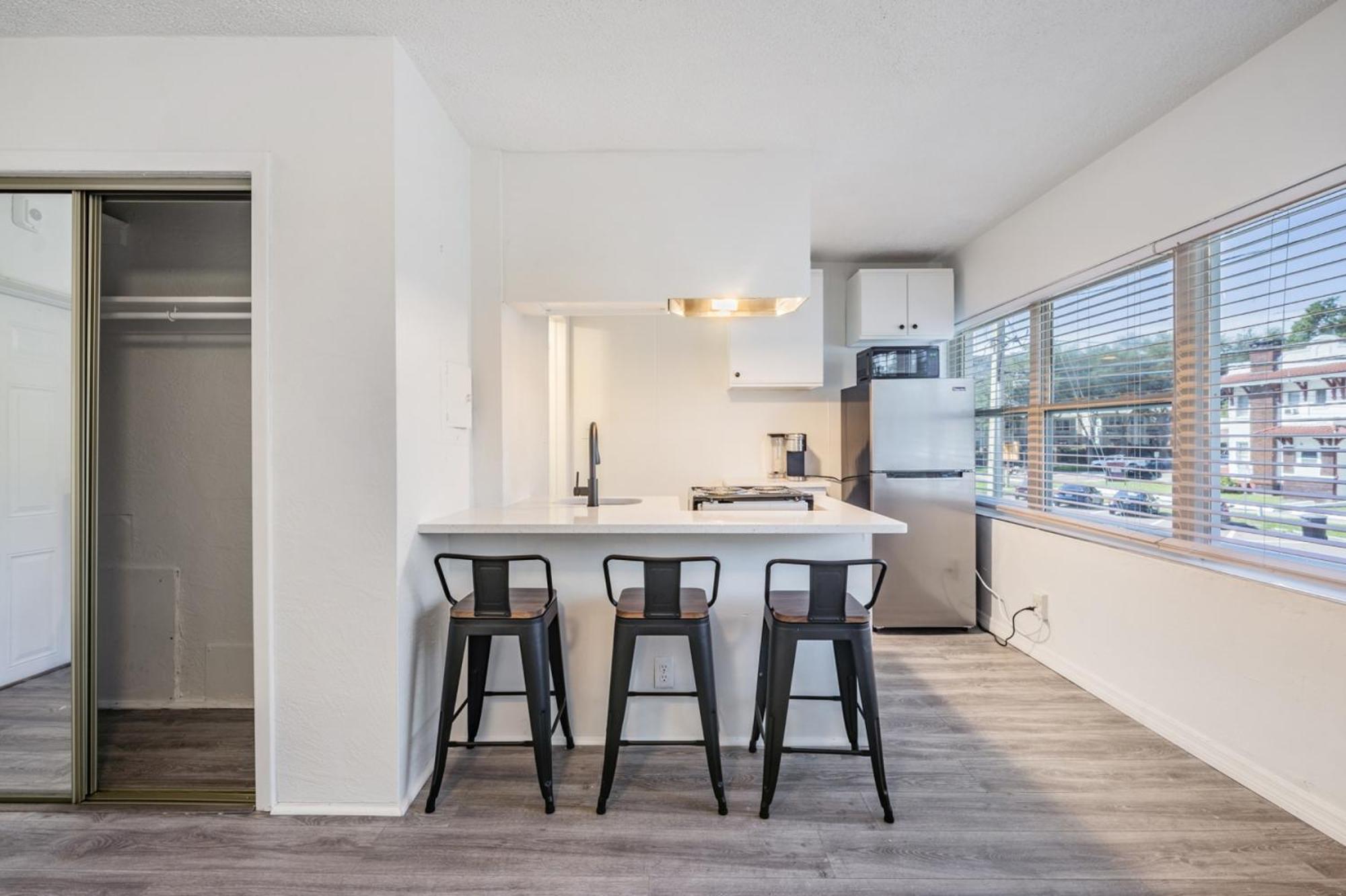 Spacious Studio Apartment Near Nightlife & Dining! Сент-Питерсберг Экстерьер фото